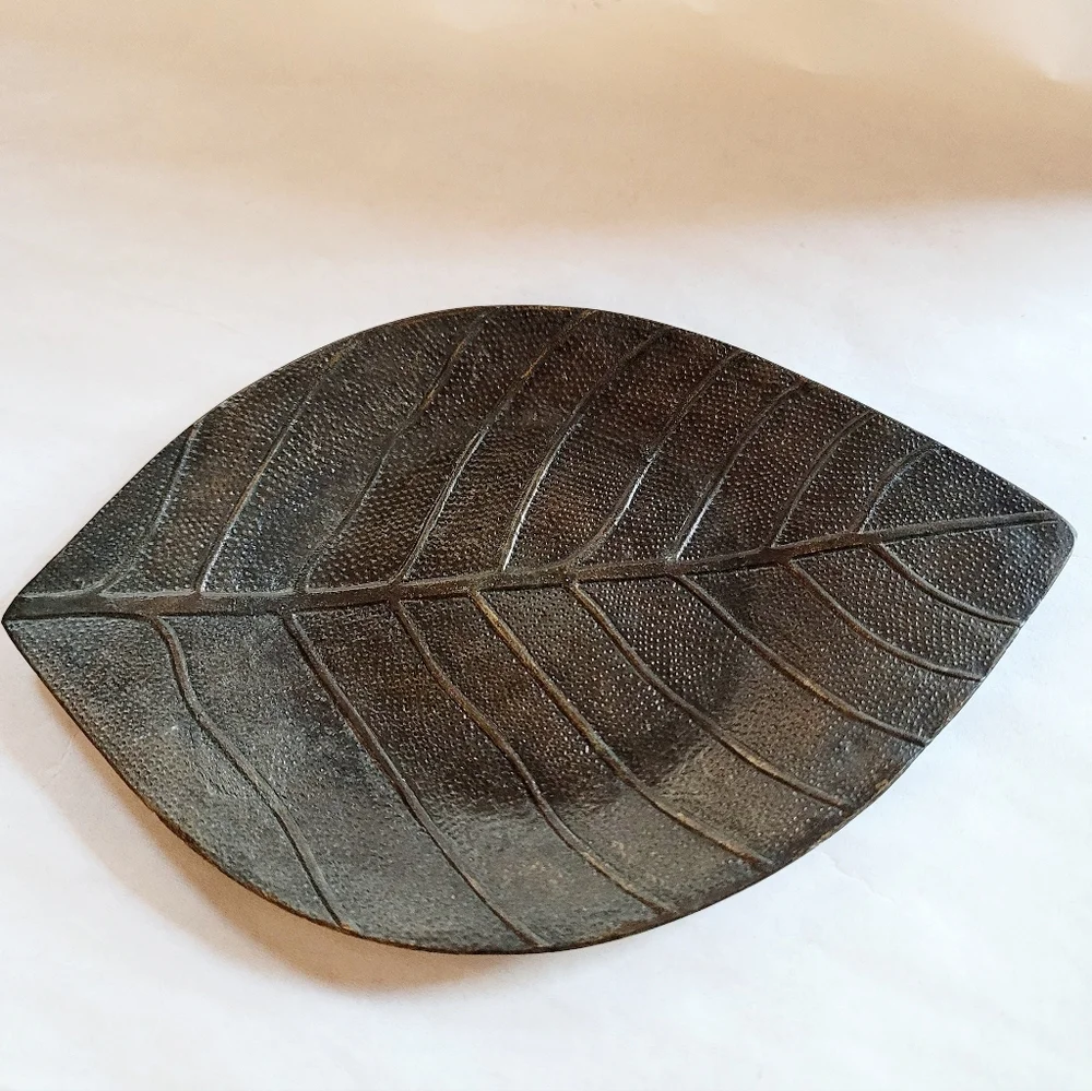 Leaf-Shaped Decorative Metal Candle Holder/Trinket Tray